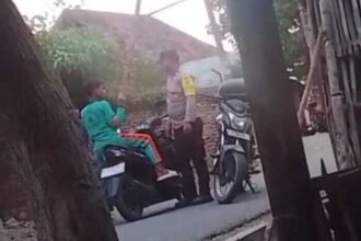 Dugaan anggota polisi menampar seorang siswa di Desa Nggembe, Bima, memicu kemarahan warga hingga aksi blokade jalan, sementara Polres Bima langsung menangani kasus tersebut.