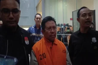 Tangan Terborgol dan Berompi Oranye, Bupati Lombok Barat Digiring Bersama Dua Bos Perusahaan