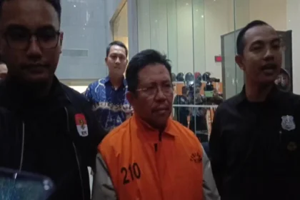 Tangan Terborgol dan Berompi Oranye, Bupati Lombok Barat Digiring Bersama Dua Bos Perusahaan
