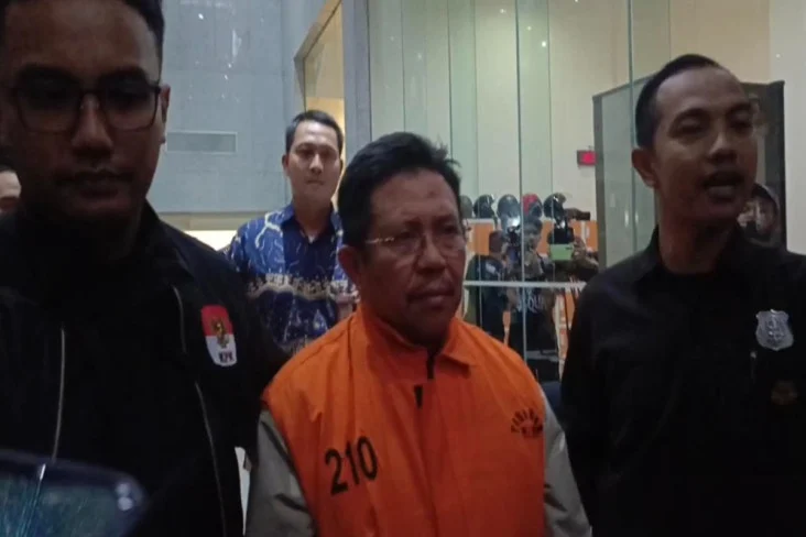 Tangan Terborgol dan Berompi Oranye, Bupati Lombok Barat Digiring Bersama Dua Bos Perusahaan