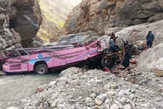 Bus Sarat Muatan Terjun ke Jurang di Pegunungan Pakistan, 40 Penumpang Tewas Seketika