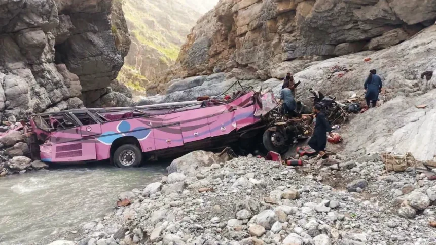 Bus Sarat Muatan Terjun ke Jurang di Pegunungan Pakistan, 40 Penumpang Tewas Seketika