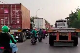 Macet Horor Jalan Cacing Bikin Pengendara 'Terpanggang' dan Emosi, Pemotor Desak Pemisahan Jalur Kontainer