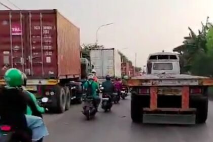 Macet Horor Jalan Cacing Bikin Pengendara 'Terpanggang' dan Emosi, Pemotor Desak Pemisahan Jalur Kontainer