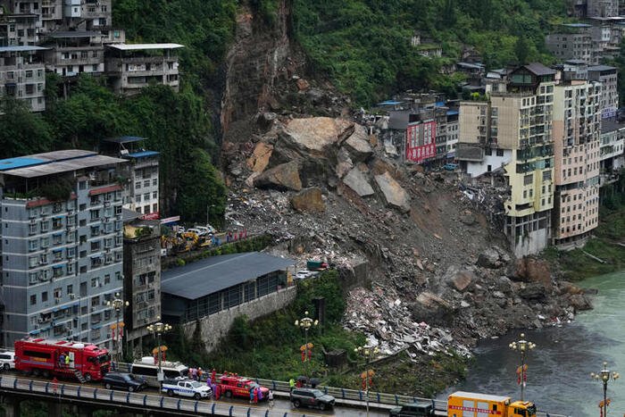 Longsor besar di Chongqing, China, menewaskan sedikitnya delapan orang, puluhan masih hilang, sementara hujan deras terus menghambat operasi penyelamatan.