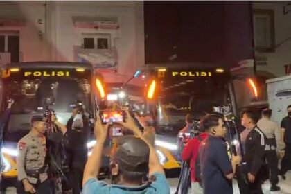Penyidik Polda Metro Jaya dan Kortastipidkor Polri mengakhiri penggeledahan empat ruko di Cipete Selatan dengan membawa sejumlah barang bukti untuk penyidikan lanjutan.