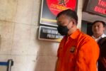 Rompi Oranye dan Kepala Tertunduk, Detik-Detik Tersangka Korupsi Don Ritto Diserahkan ke Kejagung