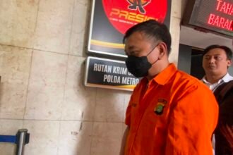 Rompi Oranye dan Kepala Tertunduk, Detik-Detik Tersangka Korupsi Don Ritto Diserahkan ke Kejagung