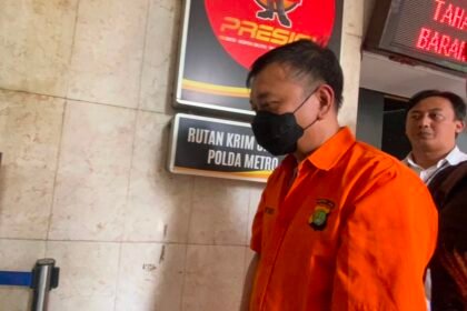 Rompi Oranye dan Kepala Tertunduk, Detik-Detik Tersangka Korupsi Don Ritto Diserahkan ke Kejagung
