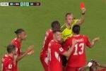 Kartu merah Breel Embolo memicu kontroversi saat Argentina menyingkirkan Swiss 3-1, namun eks wasit menjelaskan keputusan VAR sesuai regulasi.