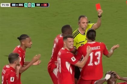 Kartu merah Breel Embolo memicu kontroversi saat Argentina menyingkirkan Swiss 3-1, namun eks wasit menjelaskan keputusan VAR sesuai regulasi.
