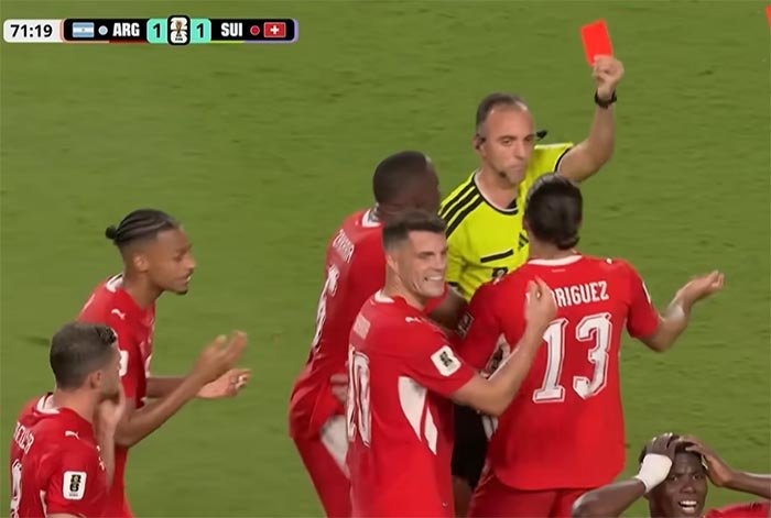 Kartu merah Breel Embolo memicu kontroversi saat Argentina menyingkirkan Swiss 3-1, namun eks wasit menjelaskan keputusan VAR sesuai regulasi.