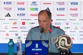 Thomas Tuchel menjadi sasaran kritik setelah strategi bertahan Inggris gagal membendung kebangkitan Argentina di semifinal Piala Dunia 2026.