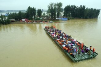 Dijuluki 'Bahtera Nuh', Jembatan Apung Portabel China Evakuasi Ribuan Korban Banjir Bandang