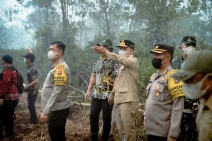 Gubernur Agustiar Sabran bersama Kapolda dan Kabinda memimpin langsung penanganan karhutla di Pulang Pisau dengan dukungan operasi darat dan water bombing.