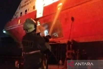 Si Jago Merah Mengamuk di Muara Baru, Kapal Sedang Perbaikan Ludes Terbakar Malam Ini