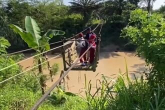Taruhan Nyawa Demi Sekolah: Kisah Bocah SD di Kukar Seberangi Sungai Penuh Buaya Pakai Kereta Gantung