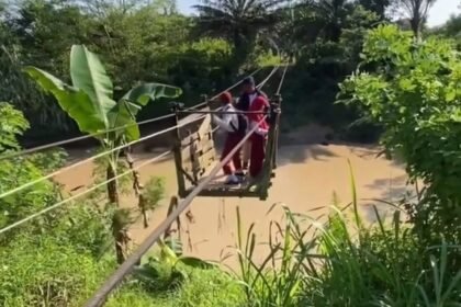 Taruhan Nyawa Demi Sekolah: Kisah Bocah SD di Kukar Seberangi Sungai Penuh Buaya Pakai Kereta Gantung