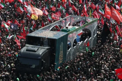 Momen Emosional Jutaan Warga Iran Antar Jenazah Ali Khamenei Sambil Serukan Balas Dendam