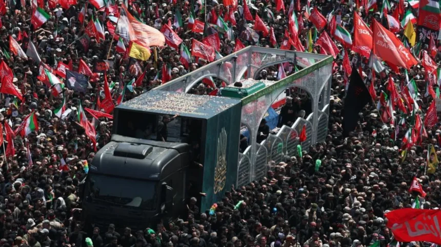 Momen Emosional Jutaan Warga Iran Antar Jenazah Ali Khamenei Sambil Serukan Balas Dendam