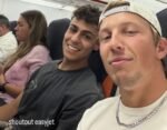 Biasa Naik Jet Pribadi, Pebalap F1 Ini Malah Kepergok Naik Pesawat Murah Bareng Fans