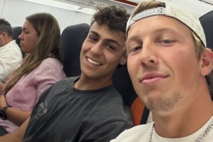 Biasa Naik Jet Pribadi, Pebalap F1 Ini Malah Kepergok Naik Pesawat Murah Bareng Fans