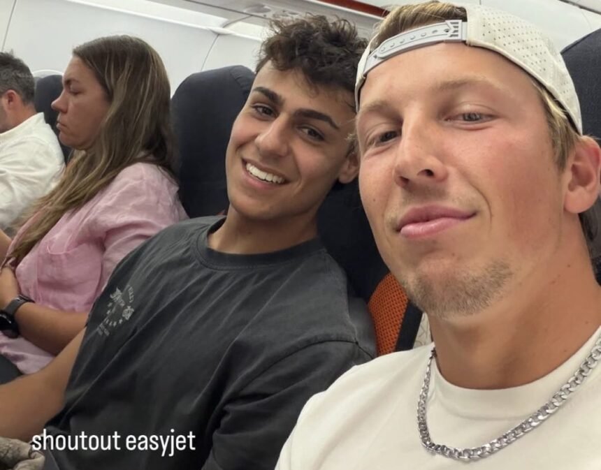 Biasa Naik Jet Pribadi, Pebalap F1 Ini Malah Kepergok Naik Pesawat Murah Bareng Fans