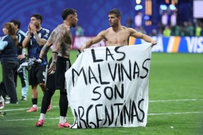 Buntut Bentangkan Spanduk 'Falkland', Argentina Terancam Sanksi FIFA Usai Singkirkan Inggris