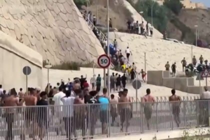 Ribuan Migran Maroko Jebol Perbatasan Ceuta, Spanyol Kirim Pasukan Militer, Toko-toko Tutup