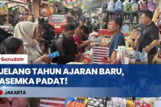 Besok Mulai Masuk Sekolah! Orang Tua Serbu Pasar Asemka Berburu Buku & Alat Tulis Murah
