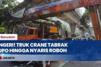 Truk Muatan Crane Tabrak JPO Tendean Jaksel Hingga Nyaris Roboh & Tiang Terlepas!