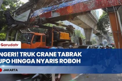 Truk Muatan Crane Tabrak JPO Tendean Jaksel Hingga Nyaris Roboh & Tiang Terlepas!