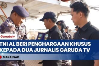 TNI AL Anugerahkan Pin Kartika Jala Krida ke Dua Jurnalis Garuda TV Meliput Pelayaran KRI Bima Suci