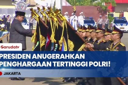 Momen Khidmat Presiden Prabowo Subianto Sematkan Bintang Bhayangkara Narariya ke Personel Polri