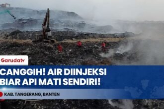 Tanpa Henti! Petugas Pakai Injeksi Pipa Otomatis untuk Gempur Titik Api Bawah Tanah TPA Jatiwaringin