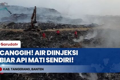 Tanpa Henti! Petugas Pakai Injeksi Pipa Otomatis untuk Gempur Titik Api Bawah Tanah TPA Jatiwaringin