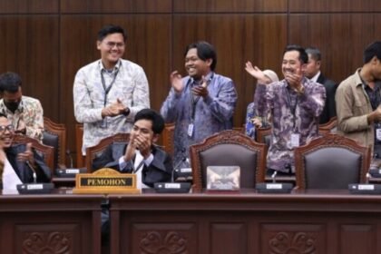 Mahkamah Konstitusi memutuskan anggaran Makan Bergizi Gratis dipisahkan dari anggaran pendidikan paling lambat APBN 2028, namun tetap sah dibiayai APBN 2026.