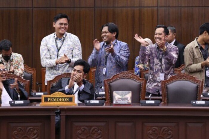 Mahkamah Konstitusi memutuskan anggaran Makan Bergizi Gratis dipisahkan dari anggaran pendidikan paling lambat APBN 2028, namun tetap sah dibiayai APBN 2026.