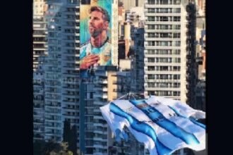 Helikopter mengangkut jersey raksasa Lionel Messi melintasi langit Rosario saat euforia keberhasilan Argentina menembus semifinal Piala Dunia 2026 memuncak.