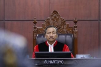 Mahkamah Konstitusi menegaskan pemilihan kepala daerah tetap dilakukan secara langsung oleh rakyat setelah menolak permohonan uji materi UU Pilkada.