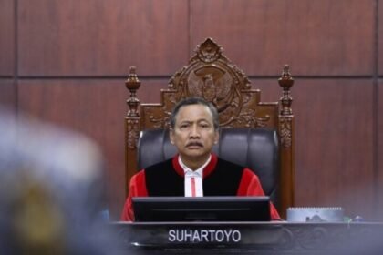 Mahkamah Konstitusi menegaskan pemilihan kepala daerah tetap dilakukan secara langsung oleh rakyat setelah menolak permohonan uji materi UU Pilkada.