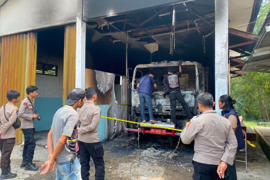 Diduga Korsleting, Mobil Damkar Bangka Barat Hangus Terbakar Saat Parkir di Kantor Satpol PP