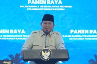 Canda Presiden Prabowo : Jangan Sampai Ambruk, Tentara Punya Ilmu Tidur Saat Upacara