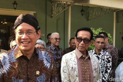 Pakai Blangkon dan Lahap Gulai Kambing, Menkeu Purbaya Sowan ke Sultan HB X Bahas Becak Listrik