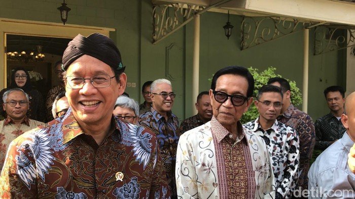 Pakai Blangkon dan Lahap Gulai Kambing, Menkeu Purbaya Sowan ke Sultan HB X Bahas Becak Listrik