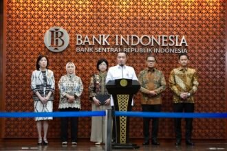 Pengunduran diri Perry Warjiyo sebagai Gubernur Bank Indonesia memicu pergantian kepemimpinan, namun pemerintah dan BI memastikan stabilitas moneter tetap terjaga.