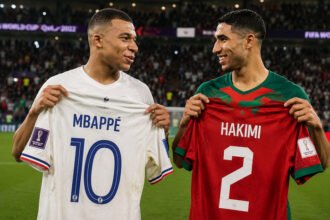 Tradisi tukar jersey dalam sepak bola menjadi simbol sportivitas dan saling menghormati antarpemain usai pertandingan, sekaligus menciptakan kenangan berharga.