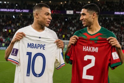 Tradisi tukar jersey dalam sepak bola menjadi simbol sportivitas dan saling menghormati antarpemain usai pertandingan, sekaligus menciptakan kenangan berharga.