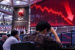 IHSG terkoreksi 1,70 persen pada perdagangan Jumat siang di tengah tekanan sentimen eksternal dan lonjakan harga minyak dunia.