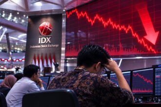 IHSG terkoreksi 1,70 persen pada perdagangan Jumat siang di tengah tekanan sentimen eksternal dan lonjakan harga minyak dunia.